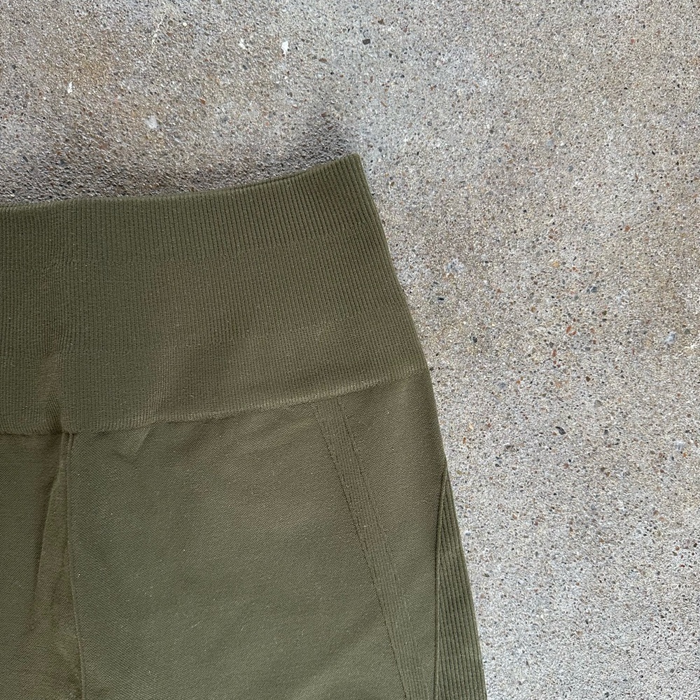 Lululemon Flow & Go Crop Legging 19” in Military Green Activewear Cropped Tight - Picture 8 of 9
